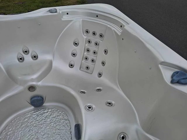 Jacuzzi en buitenspa - afbeelding 24 van  26