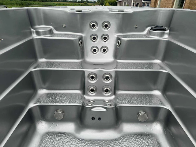 Jacuzzi / zwemspa en buitenspa - afbeelding 8 van  34