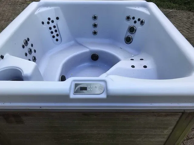 Jacuzzi - afbeelding 1 van  8