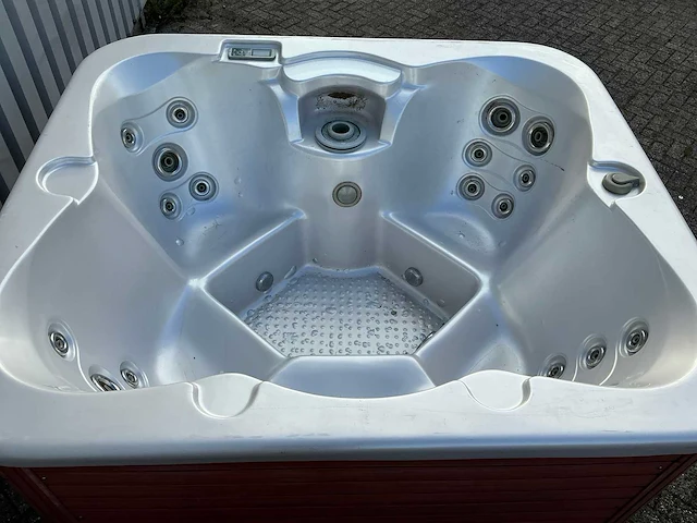 Jacuzzi - afbeelding 1 van  13