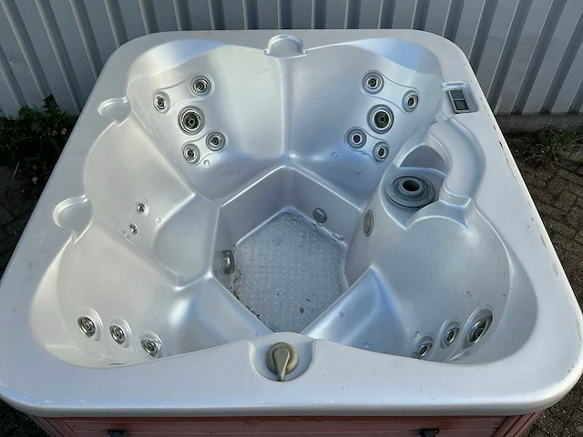 Jacuzzi - afbeelding 9 van  13