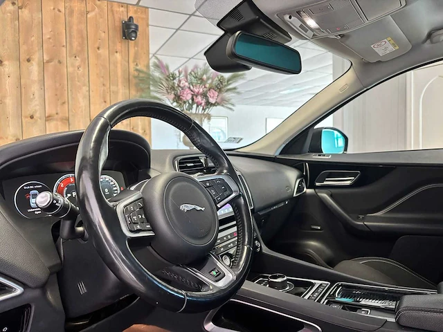 Jaguar - 2017 - f-pace - 2.0 portf. awd 20d - r-547-xl - afbeelding 4 van  30