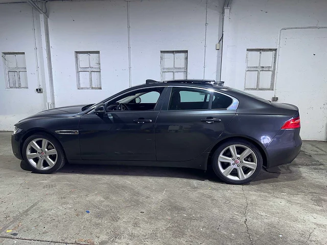Jaguar - 2017 - xe - 2.0t automaat - us papers - afbeelding 12 van  26