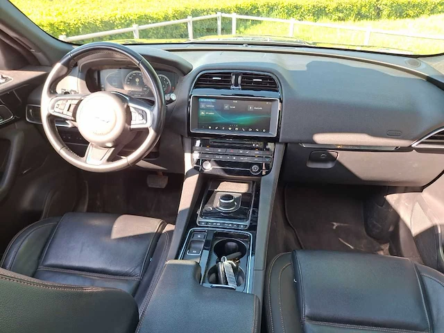 Jaguar - f-pace - 2.0 portfolio awd 25t - 2017 - 250pk - afbeelding 28 van  32