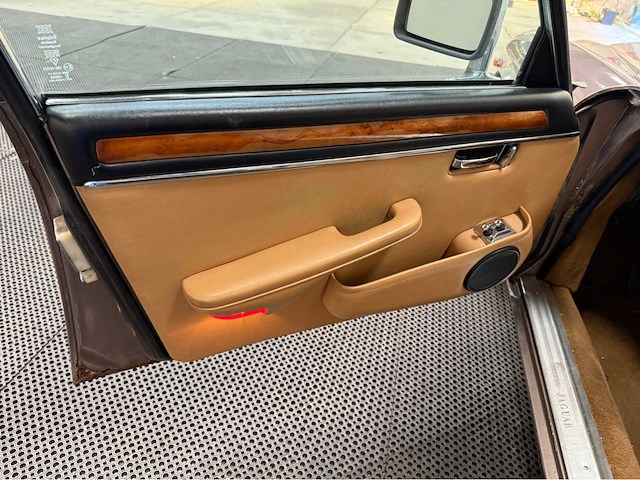 Jaguar - sovereign - xj 6 4.2 - serie 3 - oldtimer - 1983 - afbeelding 15 van  28