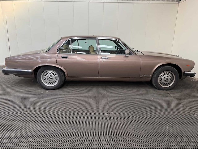 Jaguar - sovereign - xj 6 4.2 - serie 3 - oldtimer - 1983 - afbeelding 24 van  28