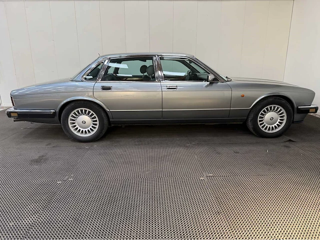 Jaguar - xj - v12 - oldtimer - 1993 - afbeelding 2 van  31