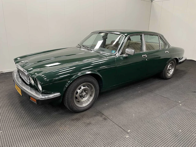 Jaguar - xj 6 - 4.2 - lpg - oldtimer - 1980 - afbeelding 1 van  24