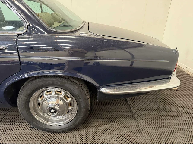 Jaguar - xj 6 - 4.2 l series 2 automatic - longdoor - oldtimer - 1977 - afbeelding 21 van  28
