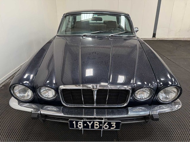 Jaguar - xj 6 - 4.2 l series 2 automatic - longdoor - oldtimer - 1977 - afbeelding 2 van  28