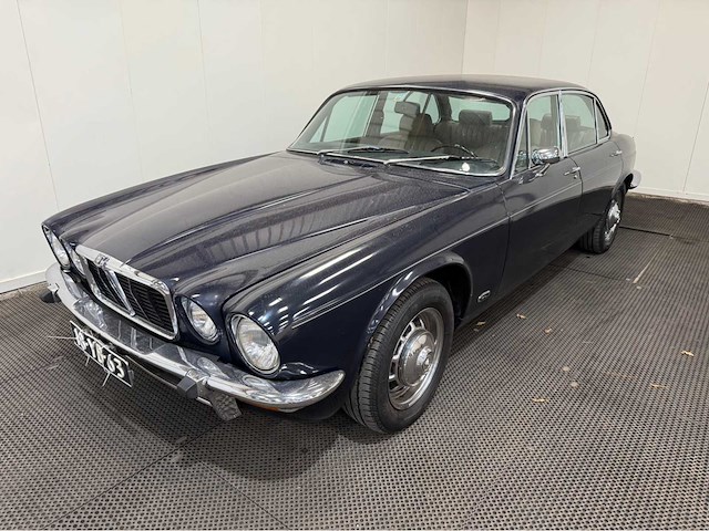 Jaguar - xj 6 - 4.2 l series 2 automatic - longdoor - oldtimer - 1977 - afbeelding 1 van  28