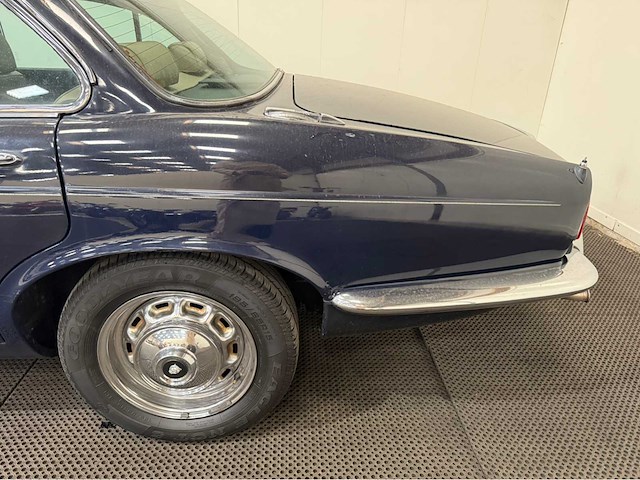 Jaguar - xj 6 - 4.2 l series 2 automatic - longdoor - oldtimer - 1977 - afbeelding 21 van  28