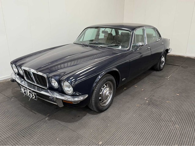 Jaguar - xj 6 - 4.2 l series 2 automatic - longdoor - oldtimer - 1977 - afbeelding 12 van  28
