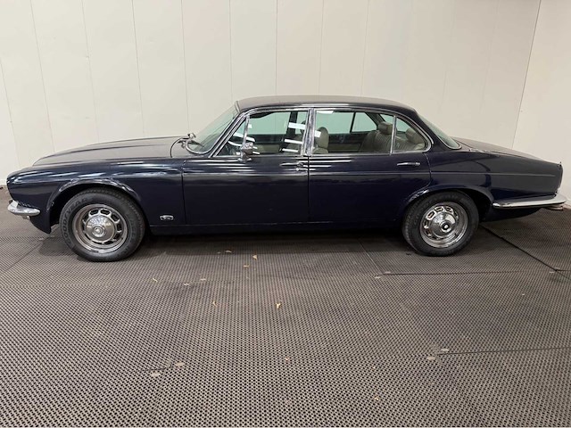 Jaguar - xj 6 - 4.2 l series 2 automatic - longdoor - oldtimer - 1977 - afbeelding 22 van  28