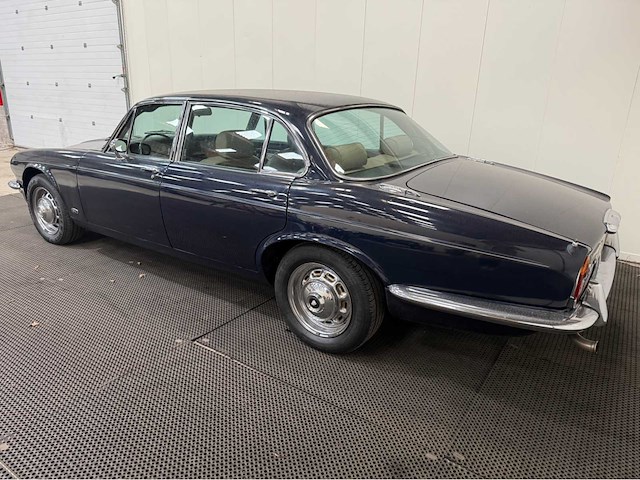 Jaguar - xj 6 - 4.2 l series 2 automatic - longdoor - oldtimer - 1977 - afbeelding 23 van  28