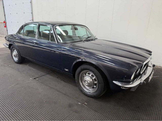 Jaguar - xj 6 - 4.2 l series 2 automatic - longdoor - oldtimer - 1977 - afbeelding 24 van  28