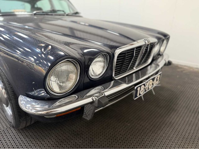 Jaguar - xj 6 - 4.2 l series 2 automatic - longdoor - oldtimer - 1977 - afbeelding 25 van  28