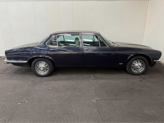 Jaguar - xj 6 - 4.2 l series 2 automatic - longdoor - oldtimer - 1977 - afbeelding 26 van  28
