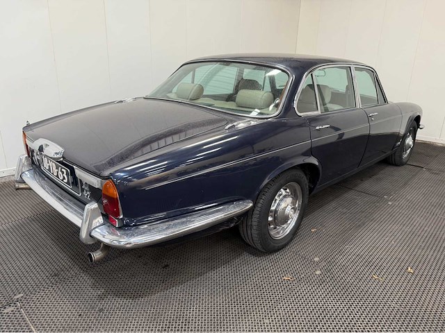 Jaguar - xj 6 - 4.2 l series 2 automatic - longdoor - oldtimer - 1977 - afbeelding 27 van  28