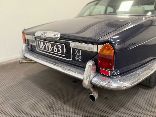 Jaguar - xj 6 - 4.2 l series 2 automatic - longdoor - oldtimer - 1977 - afbeelding 28 van  28