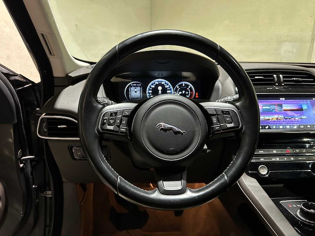 Jaguar f-pace 2.0 portfolio awd 20d 179pk 2017, nl-229-d - afbeelding 14 van  46