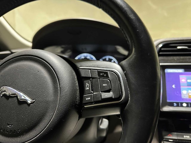 Jaguar f-pace 2.0 portfolio awd 20d 179pk 2017, nl-229-d - afbeelding 18 van  46