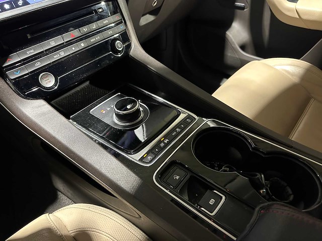 Jaguar f-pace 2.0 portfolio awd 20d 179pk 2017, nl-229-d - afbeelding 22 van  46