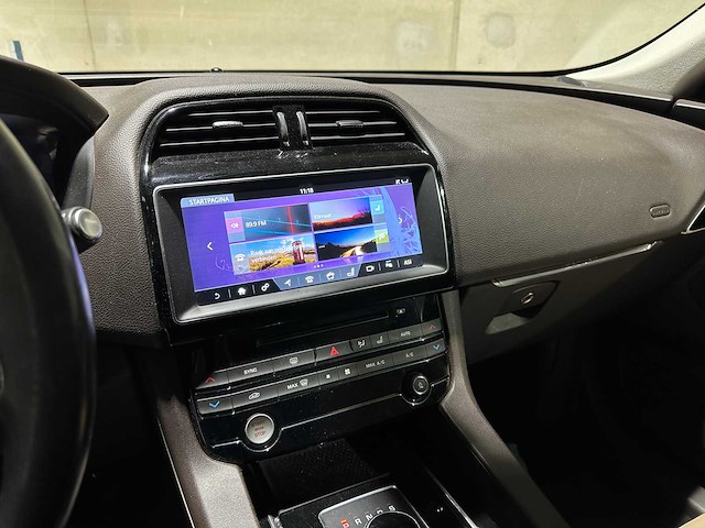 Jaguar f-pace 2.0 portfolio awd 20d 179pk 2017, nl-229-d - afbeelding 24 van  46