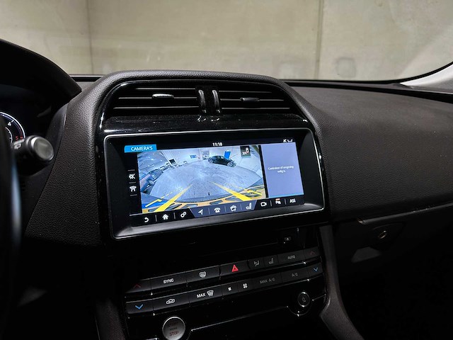 Jaguar f-pace 2.0 portfolio awd 20d 179pk 2017, nl-229-d - afbeelding 25 van  46