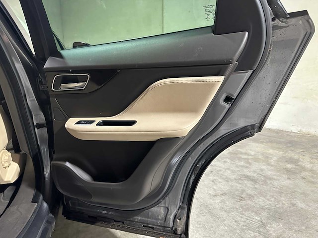 Jaguar f-pace 2.0 portfolio awd 20d 179pk 2017, nl-229-d - afbeelding 35 van  46