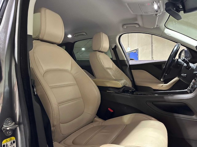 Jaguar f-pace 2.0 portfolio awd 20d 179pk 2017, nl-229-d - afbeelding 39 van  46