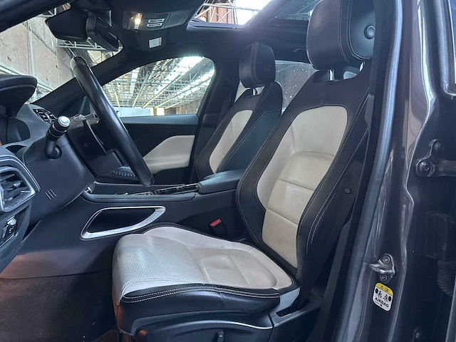 Jaguar f-pace 2.0 portfolio awd 20d 2016 (origineel nederlands) - afbeelding 37 van  63