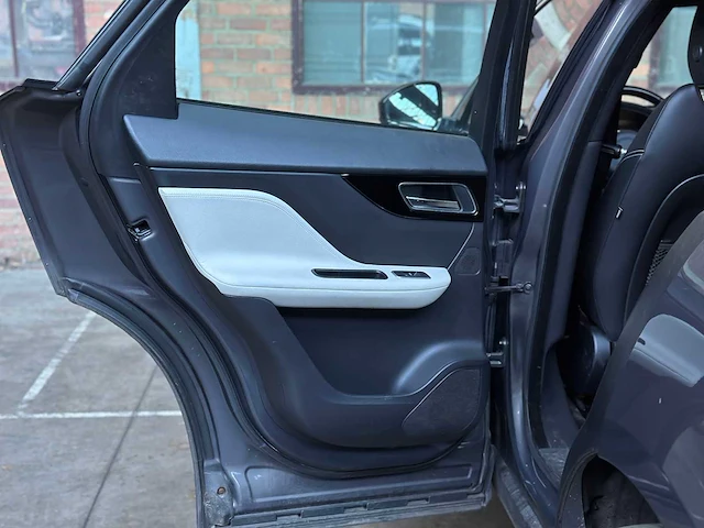 Jaguar f-pace 2.0 portfolio awd 20d 2016 (origineel nederlands) - afbeelding 39 van  63