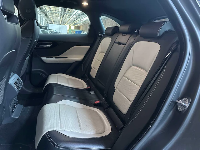 Jaguar f-pace 2.0 portfolio awd 20d 2016 (origineel nederlands) - afbeelding 42 van  63