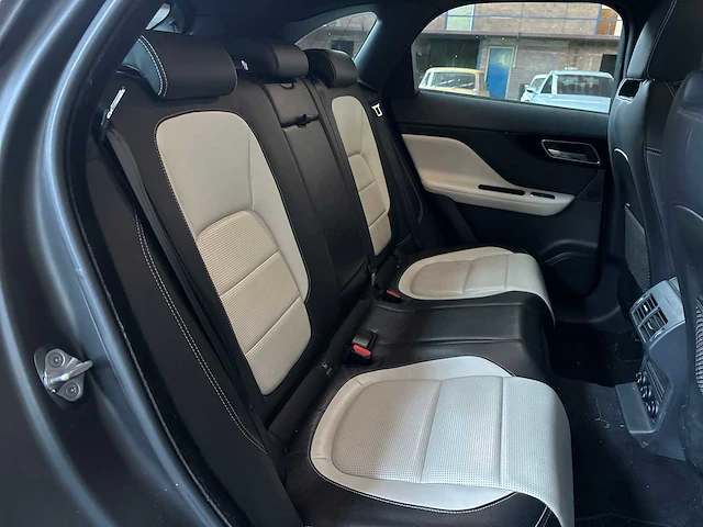 Jaguar f-pace 2.0 portfolio awd 20d 2016 (origineel nederlands) - afbeelding 50 van  63