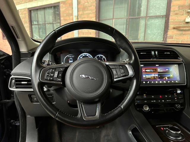 Jaguar f-pace 2.0 portfolio awd 25d 241pk 2017, sv-524-b - afbeelding 13 van  47