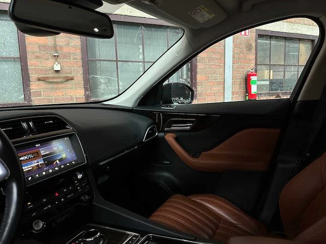 Jaguar f-pace 2.0 portfolio awd 25d 241pk 2017, sv-524-b - afbeelding 14 van  47