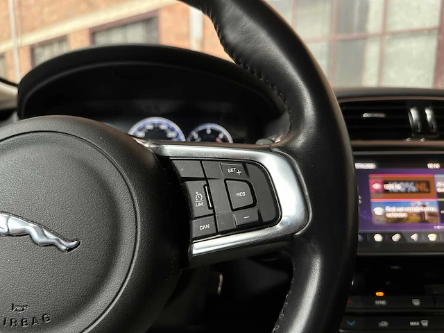 Jaguar f-pace 2.0 portfolio awd 25d 241pk 2017, sv-524-b - afbeelding 17 van  47