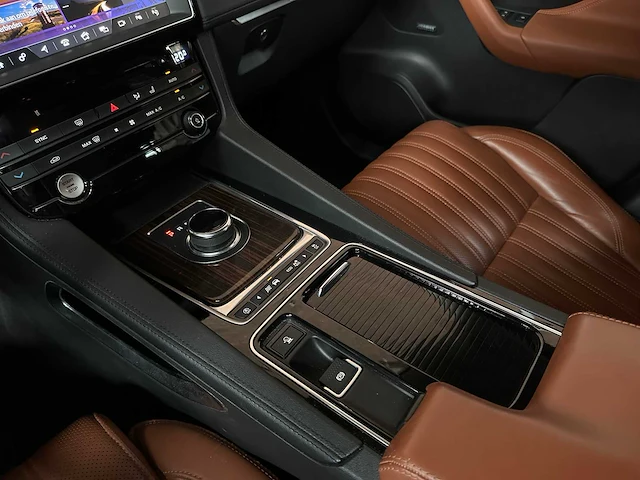 Jaguar f-pace 2.0 portfolio awd 25d 241pk 2017, sv-524-b - afbeelding 21 van  47