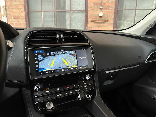 Jaguar f-pace 2.0 portfolio awd 25d 241pk 2017, sv-524-b - afbeelding 24 van  47