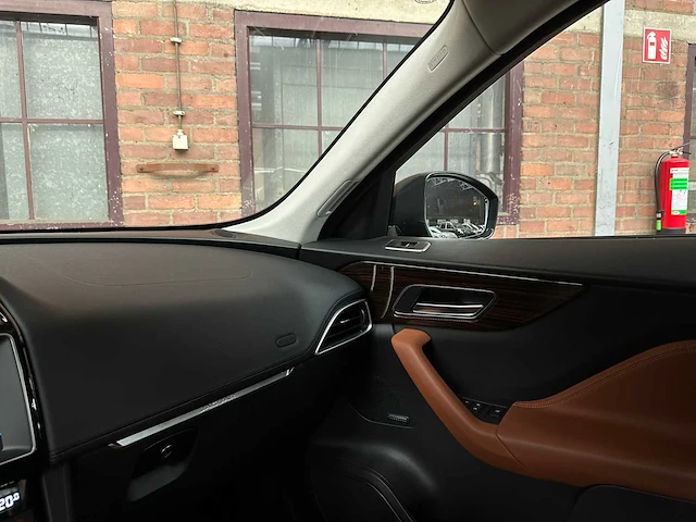 Jaguar f-pace 2.0 portfolio awd 25d 241pk 2017, sv-524-b - afbeelding 25 van  47
