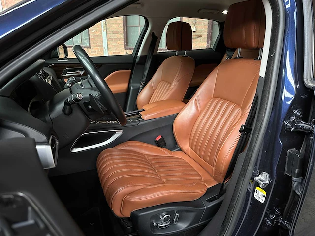 Jaguar f-pace 2.0 portfolio awd 25d 241pk 2017, sv-524-b - afbeelding 36 van  47