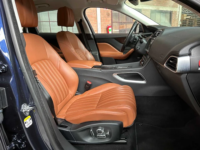 Jaguar f-pace 2.0 portfolio awd 25d 241pk 2017, sv-524-b - afbeelding 39 van  47