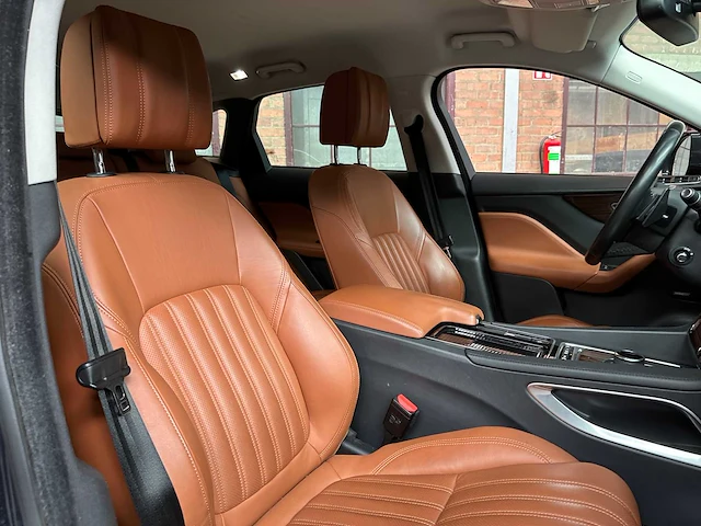 Jaguar f-pace 2.0 portfolio awd 25d 241pk 2017, sv-524-b - afbeelding 40 van  47