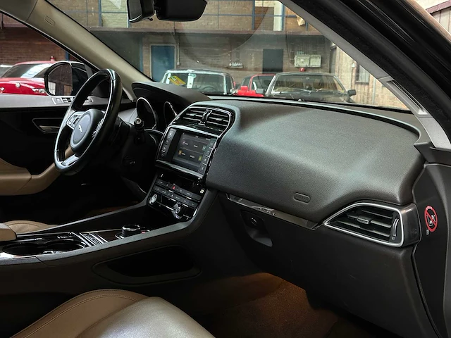 Jaguar f-pace 3.0 portfolio awd 30d 300pk 2016, jv-016-s - afbeelding 33 van  46