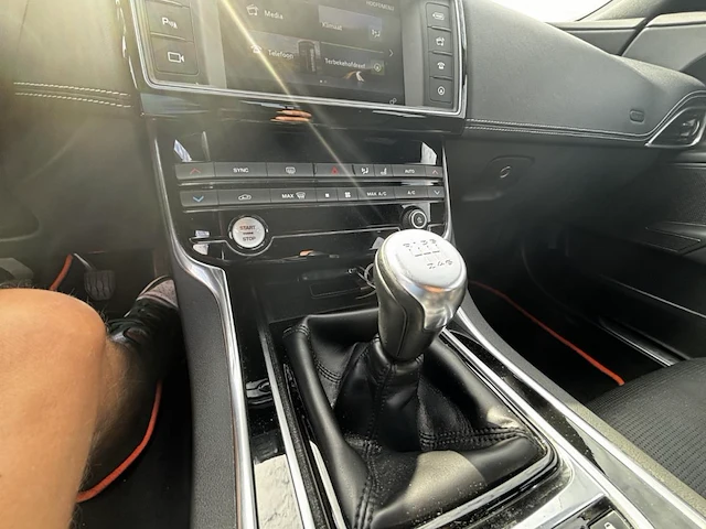 Jaguar xe 2.0 d e-performance r-sport 163,2017 - afbeelding 6 van  26