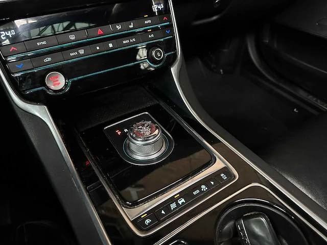 Jaguar xe 2.0 d portfolio 179pk 2015, h-969-ll - afbeelding 20 van  42