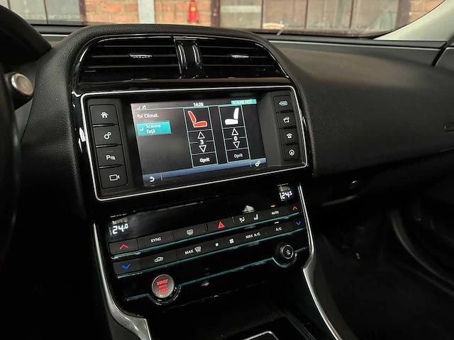 Jaguar xe 2.0 d portfolio 179pk 2015, h-969-ll - afbeelding 21 van  42