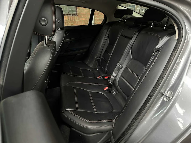 Jaguar xe 2.0 d portfolio 179pk 2015, h-969-ll - afbeelding 32 van  42
