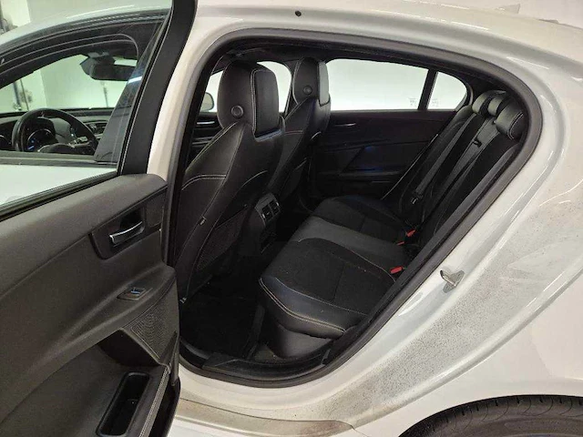 Jaguar xe 2.0 d portfolio automaat; hd-618-l - afbeelding 2 van  21